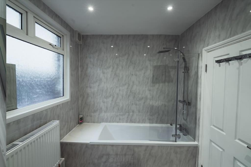 Ferienwohnung 1 Bed - Wifi - Pet Friendly - London Borough of Harrow Exterior foto